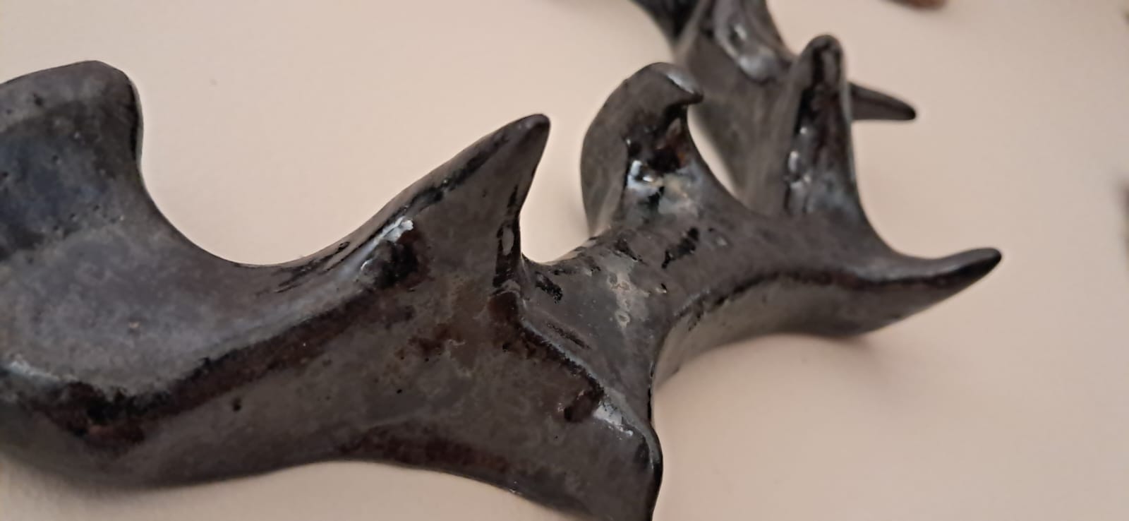 Detalhe de obra cerâmica escura de Flávia Ozik